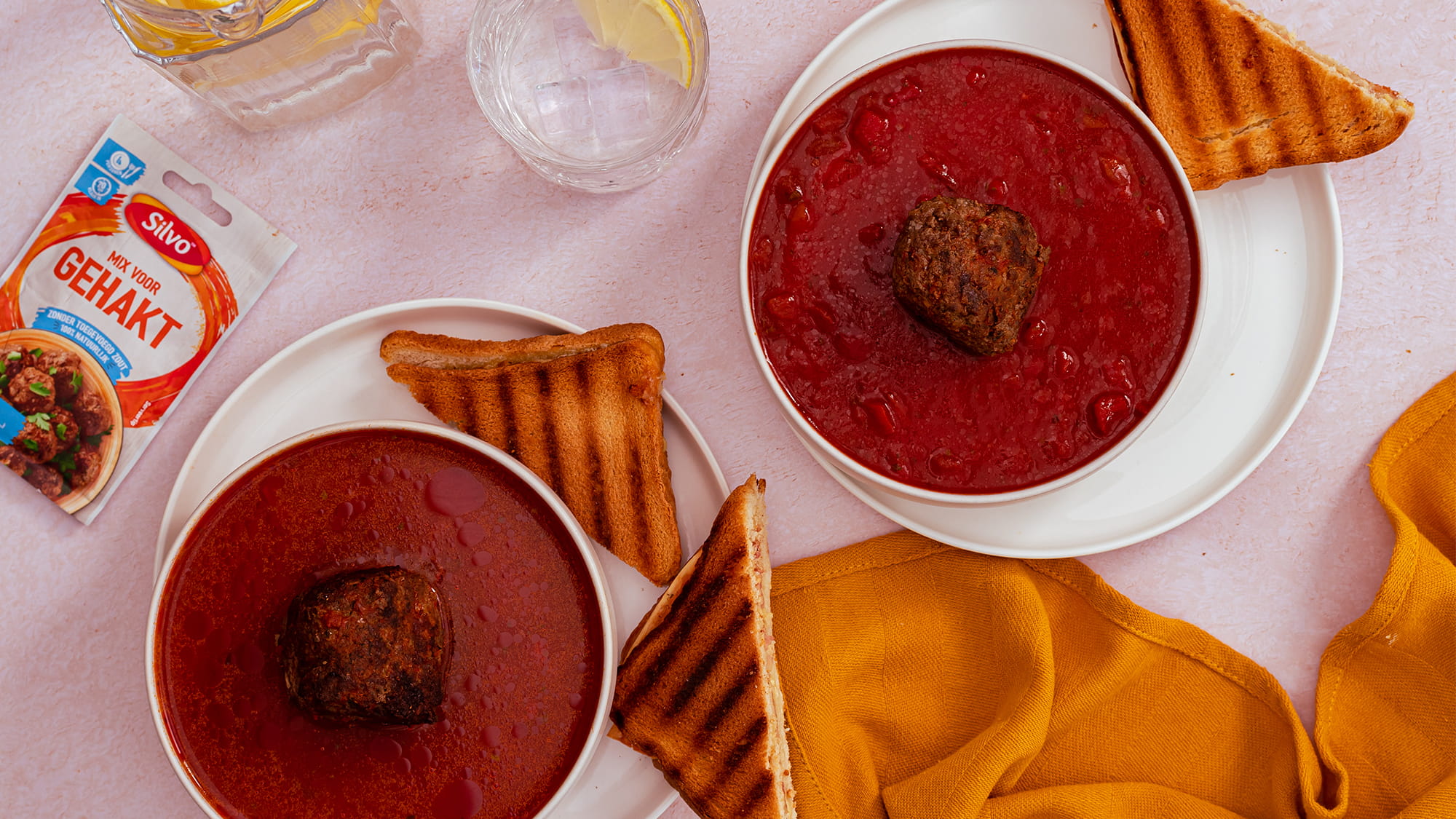 Klassieke tomatensoep met gehaktballetjes