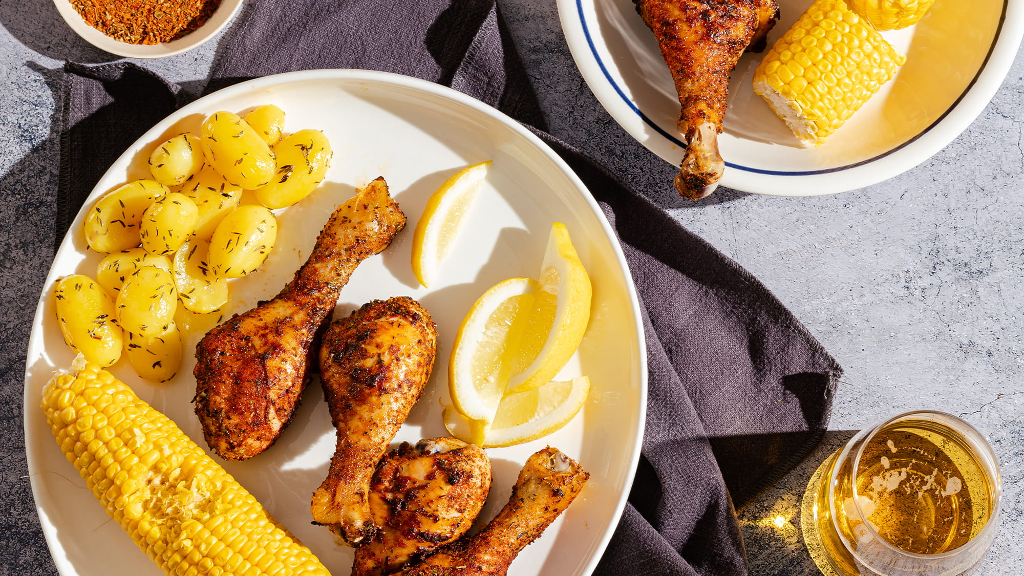 Kipdrumsticks met rozemarijnaardappels en maïskolven