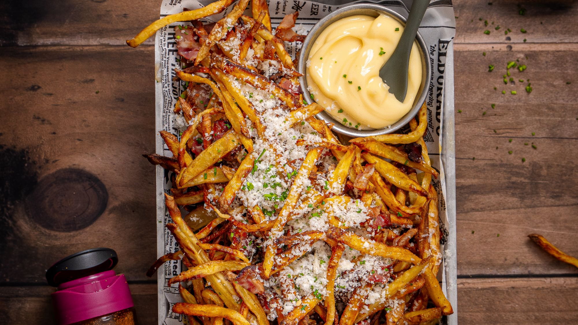 Loaded fries met baconsnippers en parmezaan