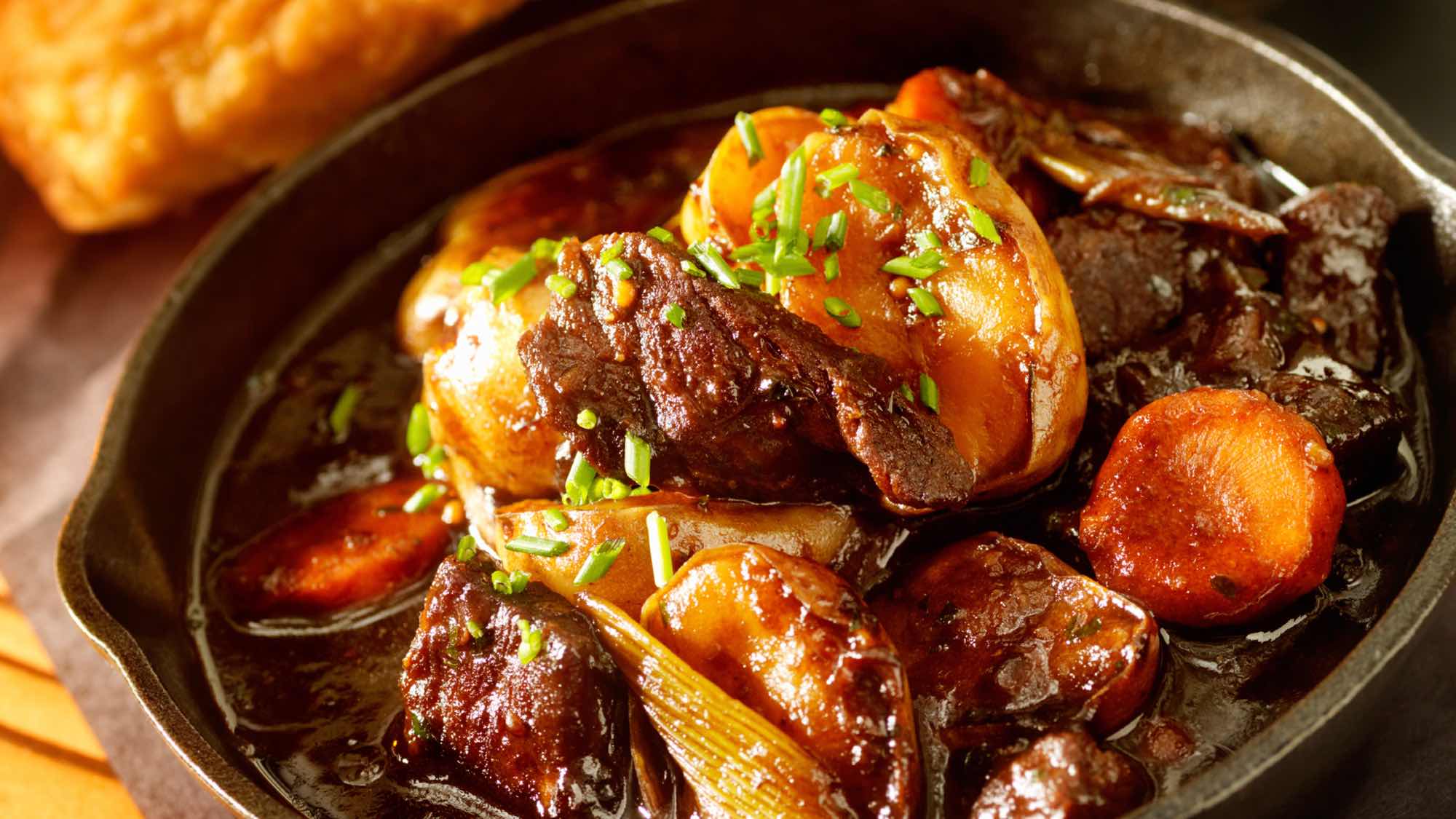 Stoofpotje met konijn en paddenstoelen