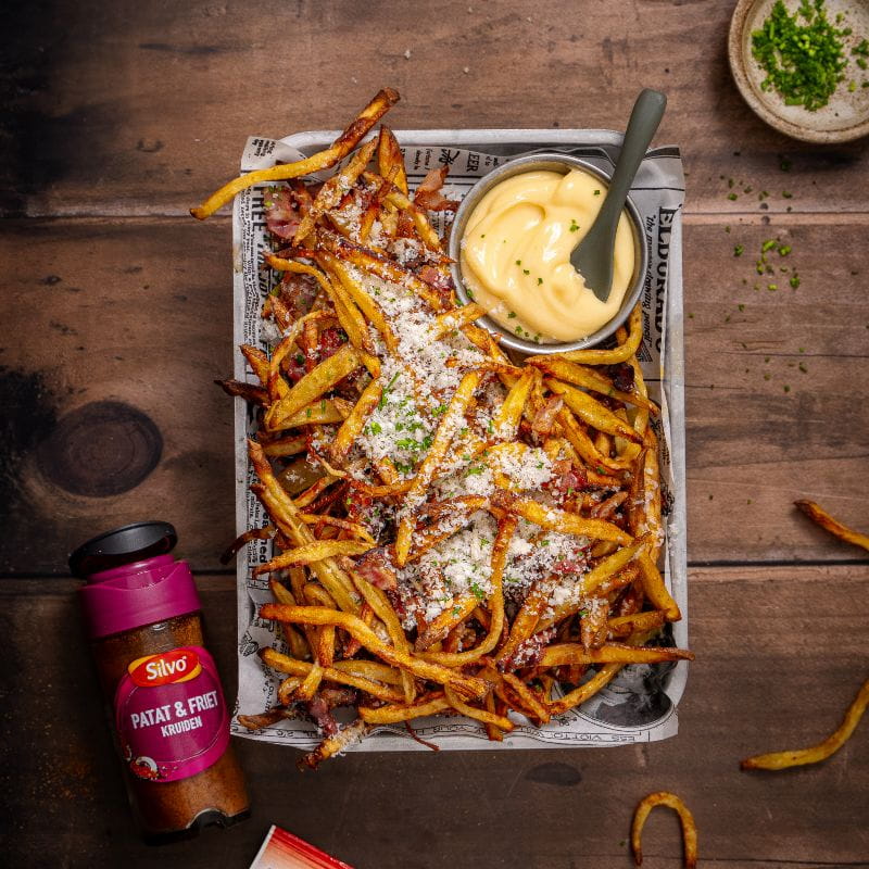 Loaded fries met baconsnippers en parmezaan