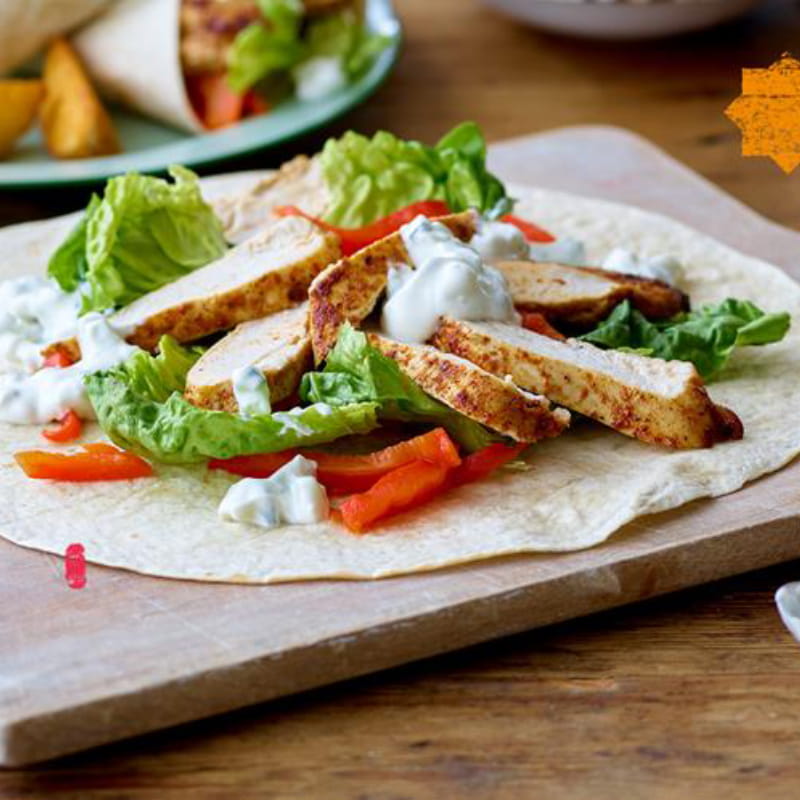 Baharat kip wraps met knoflookyoghurt