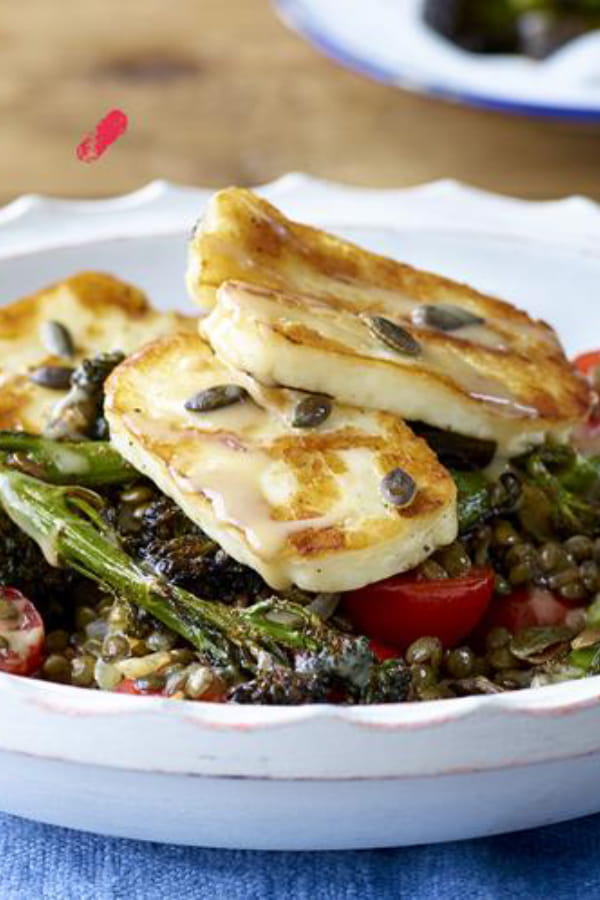 Geroosterde broccoli met halloumi en Baharat salade