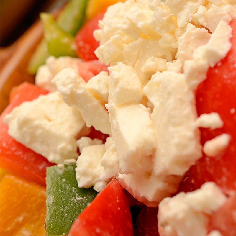 Broodbol met paprika feta salade
