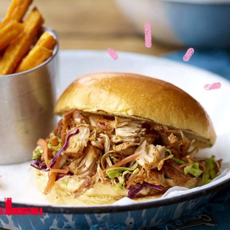 Broodje met Korean BBQ pulled jackfruit en Aziatische koolsla