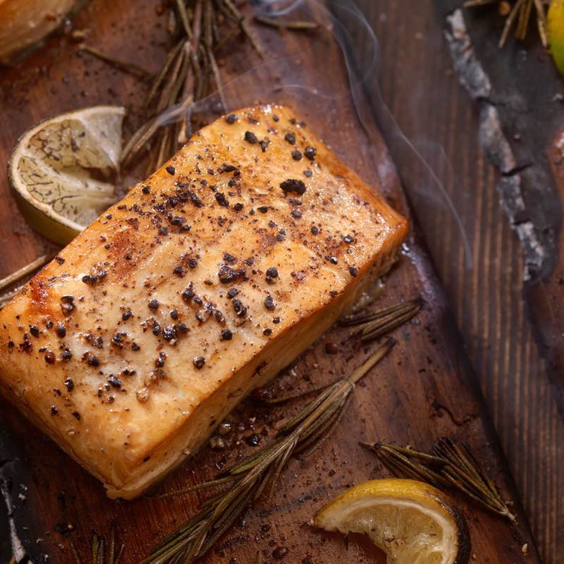 Zalm met versgemalen zwarte peper en kaas
