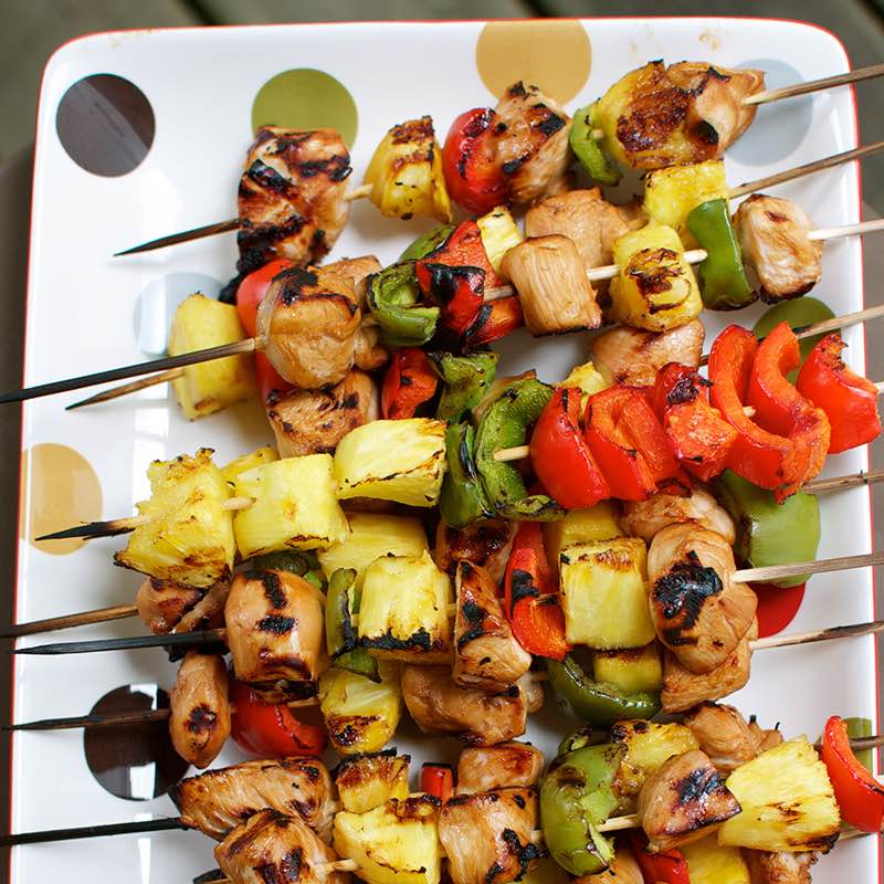 Meringue ijsdessert met witte chocoladesaus