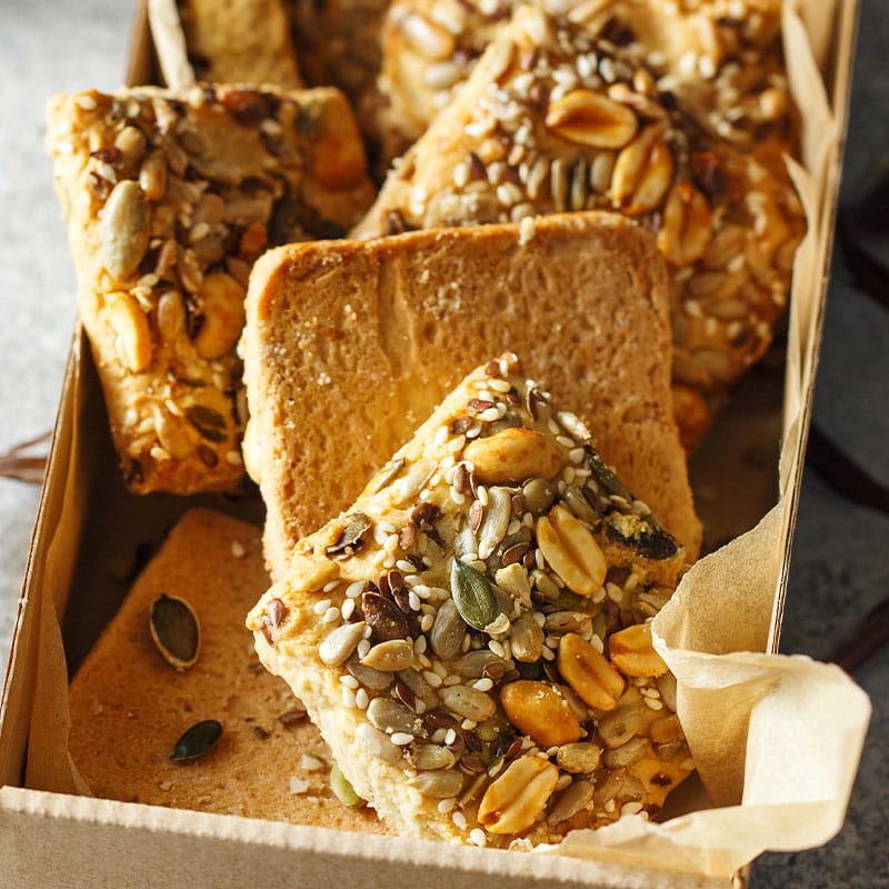 Huisgemaakte-volkoren-koekjes-met-verschillende-noten-en-pompoenpittenRecept-image-800x800