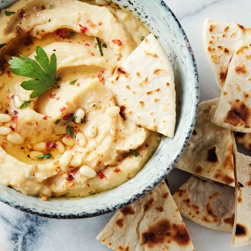 Huisgemaakte-hummus-met-pijnboompitten-en-pitabroodjesRecept-image-800x800