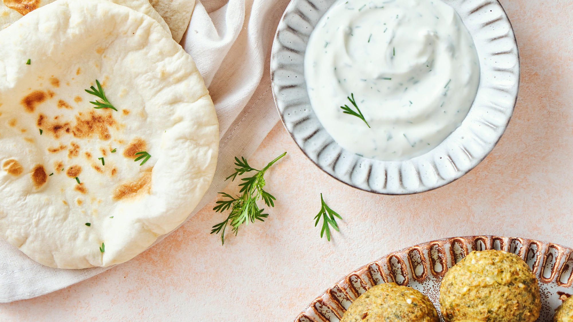 Falafel met versgebakken pitabroodjes en verfrissende saus met kruiden