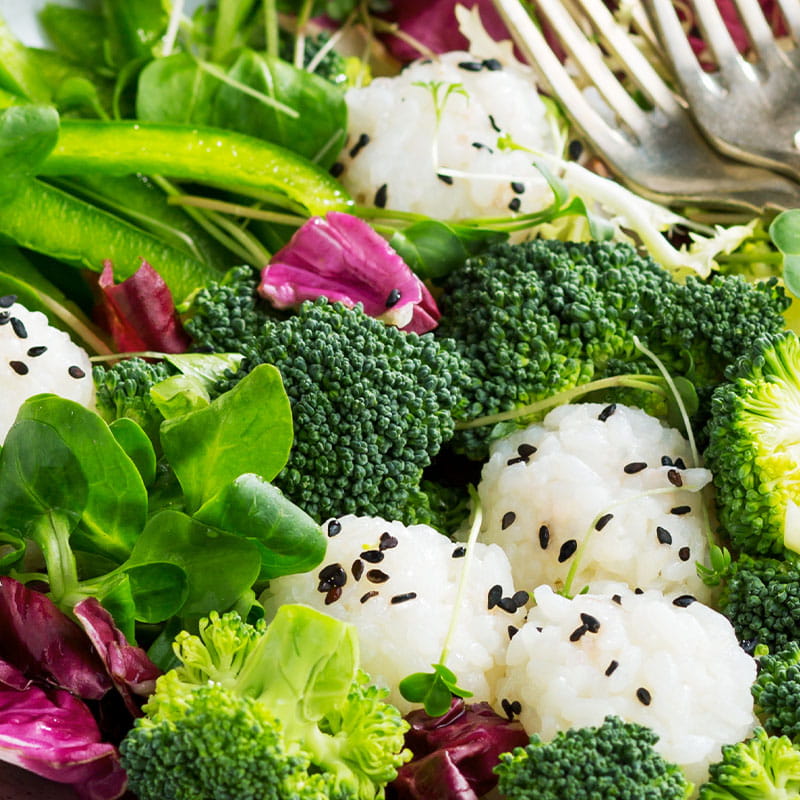 Zomerse-salade-met-sushirijsballetjesRecept-image-800x800