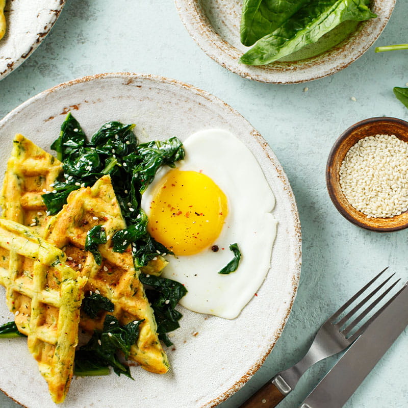 Warme-wafels-met-spinazie-en-gebakken-eiRecept-image-800x800