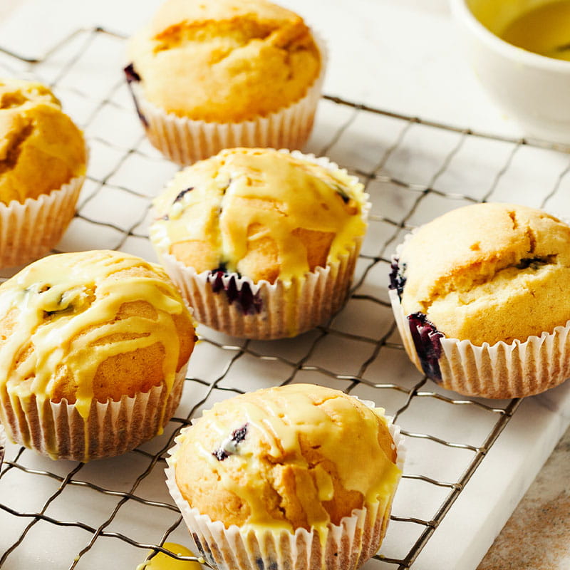 Huisgemaakte-bosbessenmuffins-met-citroenglazuurRecept-image-800x800