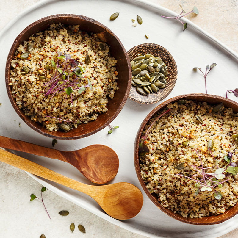 Ontbijt-quinoa-bowls-met-milde-kiemgroente-en-pompoenpittenRecept-image-800x800