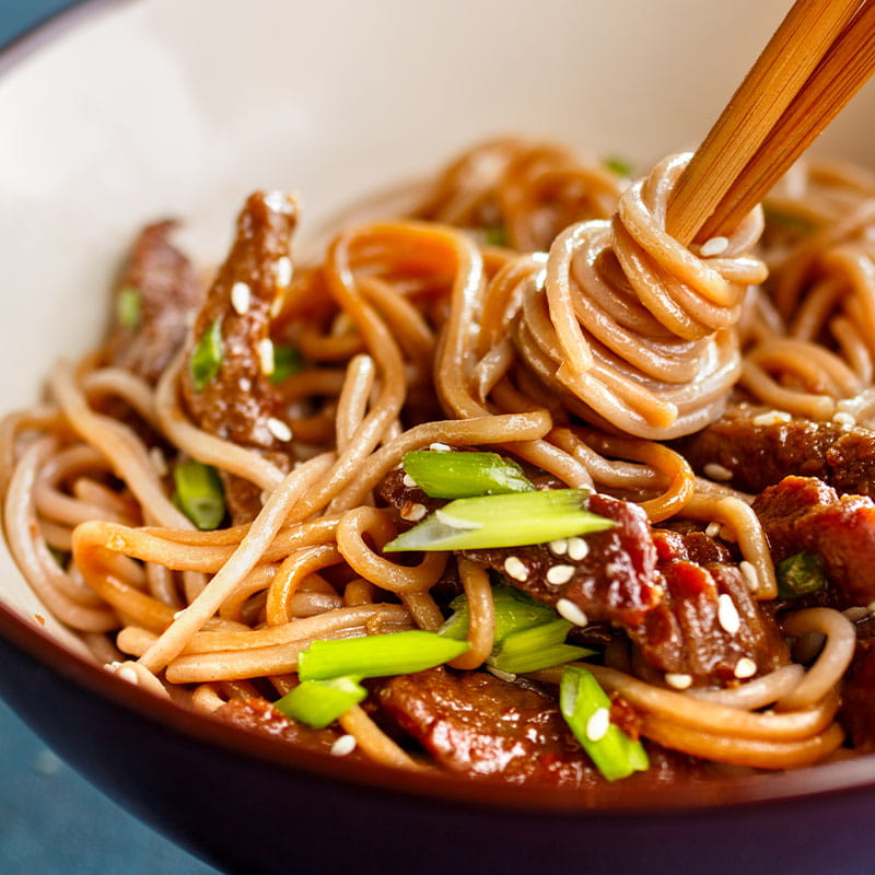 Aziatische-sobanoedels-met-rundvlees-en-sesamRecept-image-800x800